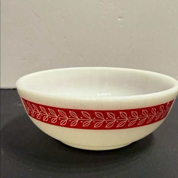 Vintage Pyrex bowl with Autumn Bands Red or Laurel Leaf pattern by Corning 5.5" - Picture 6 of 11